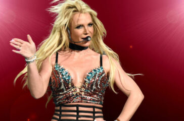 britney-spears-performing-2016-(1)