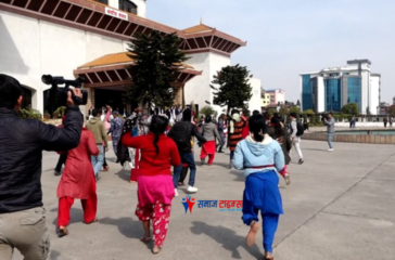 Breaking through the restricted area to enter the Parliament