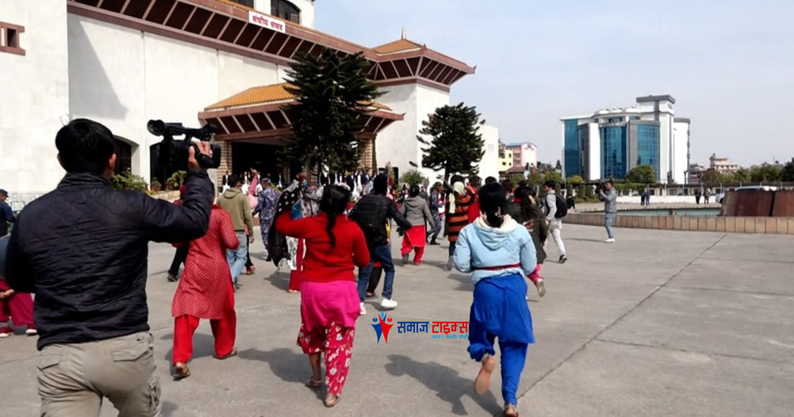 Breaking through the restricted area to enter the Parliament