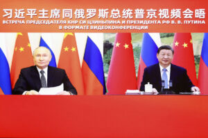 Chinese President Xi Jinping talks with Russian President Vladimir Putin