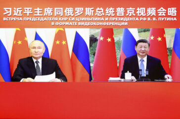 Chinese President Xi Jinping talks with Russian President Vladimir Putin
