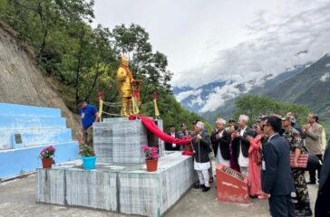 President unveils park and full-length statue in Rashtrakavi's village
