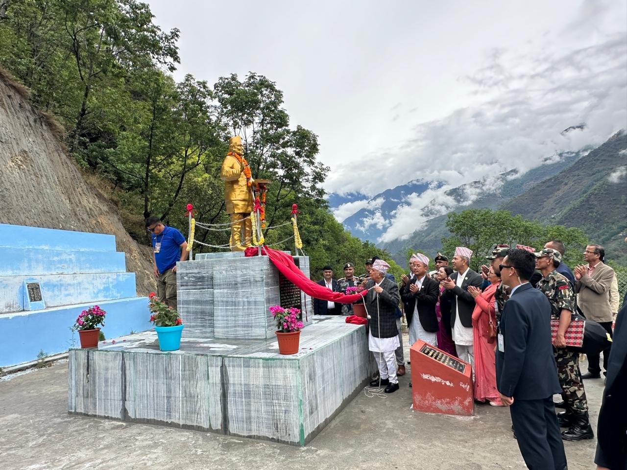 President unveils park and full-length statue in Rashtrakavi's village