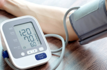 Blood pressure checking machine