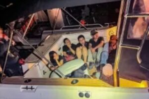 Smuggling Vessel, Apprehend 23 Illegals